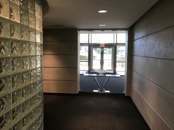 CORPORATE WOODS OFFICE BUILDING: 9990 College Blvd, Shawnee Mission, KS 66210